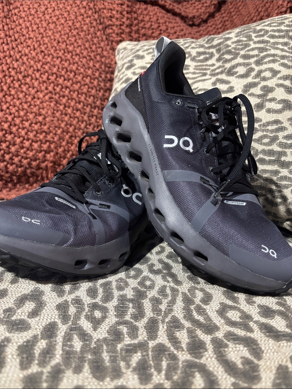 On Clouds cloud surfer sneakers black athletic shoe comfortable trail shoe 9.5
